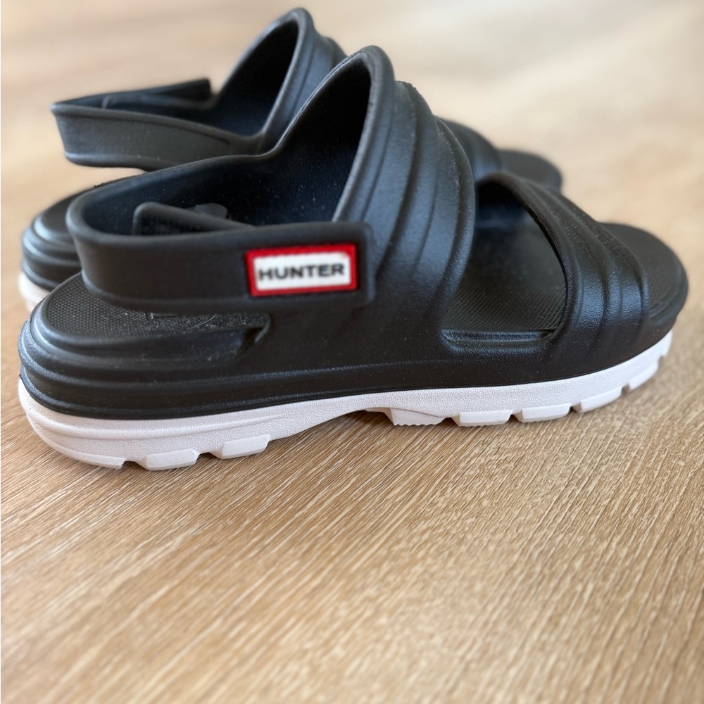 HUNTER | black bloom slimgback sandals - Picture 5 of 11
